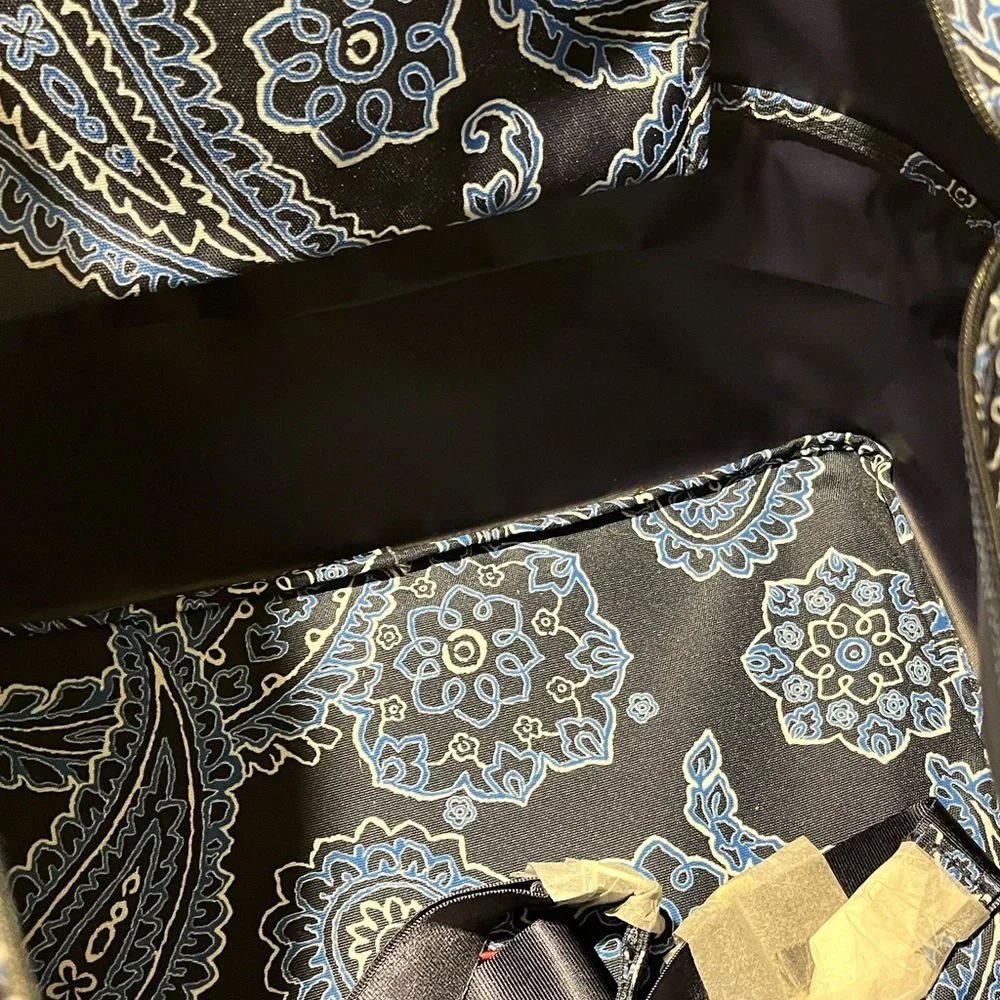 VERA BRADLEY NAVY BLUE PAISLEY DESIGN WEEKEND/TRAVEL EXPANDABLE TOTE